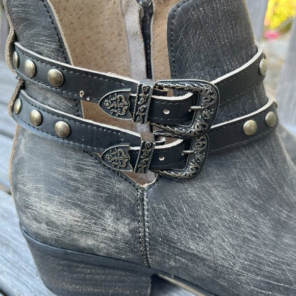 Circle G New, Never Worn, Western Style Leather Booties, Size 9.5 - Picture 5 of 12